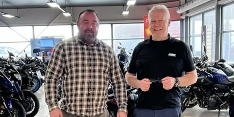 Salgsleder Christian Borchgrevink fra Mobit (til venstre), sammen med daglig leder Thor Liverød hos Speed Motorcenter